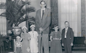 האיש הגבוה בעולם (צילום: screengrab)