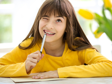 ילדה כותבת סיפור (צילום: Shutterstock, מעריב לנוער)