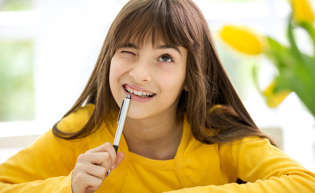 ילדה כותבת סיפור