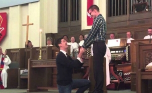 זוג הומואים התארסו בכנסייה