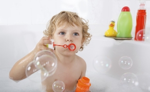 תינוק באמבטיה (צילום: ThinkStock)