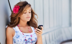 נערה עם טלפון סלולרי (צילום: אימג'בנק / Thinkstock)