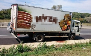 המשאית בה נמצאו עשרות מהגרים שנחנקו - או (צילום: kronen)