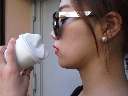 החמישייה 1.9, כוס קפה מנשקת (צילום: jang wooseok )