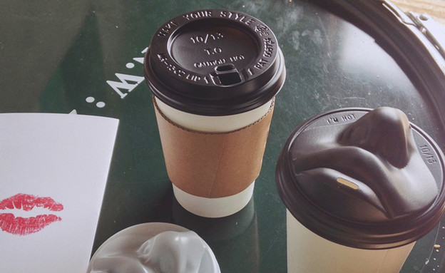 החמישייה 1.9, כוס קפה מנשקת (צילום: jang wooseok )
