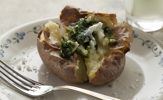 תפוח אדמה מדורה עם סלסה חמה 