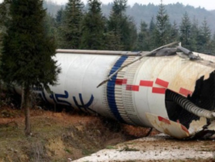 מנוע טיל נפל על בית (צילום: SinoDefense)