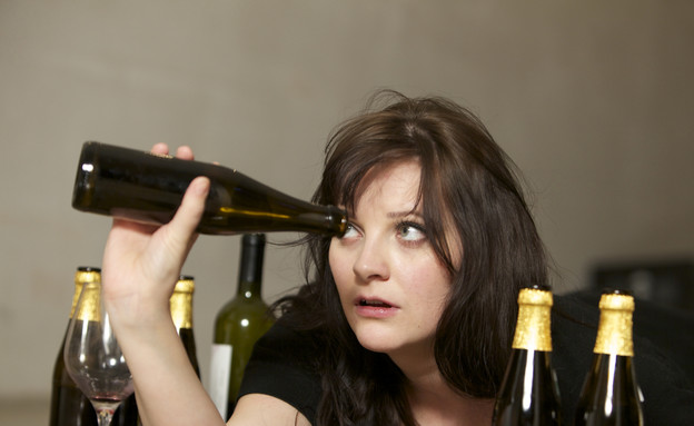 אישה שיכורה שותה בירה- מיתוסים על שיער (צילום: Thinkstock)