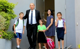 בנט ומשפחתו בבית הספר, היום (צילום: ששון תירם)