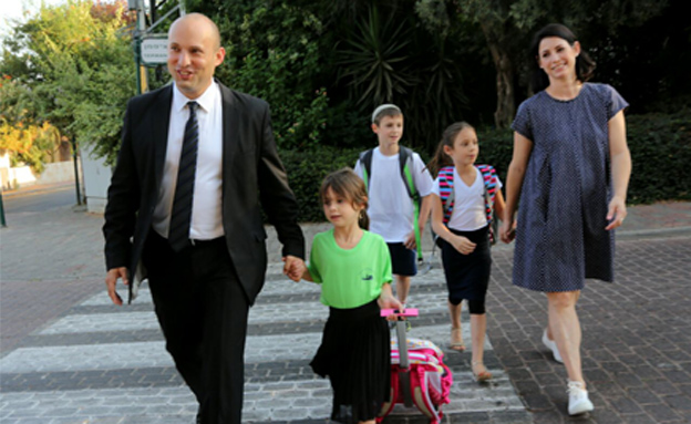 בנט ומשפחתו ביום הראשון של הלימודים תשע"ו (צילום: ששון תירם)