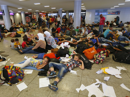 מאות מהגרים נותרו בתחנת הרכבת (צילום: רויטרס)