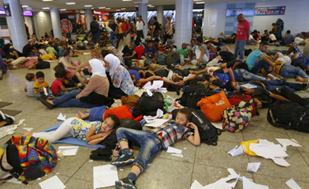 מאות מהגרים נותרו בתחנת הרכבת (צילום: רויטרס)