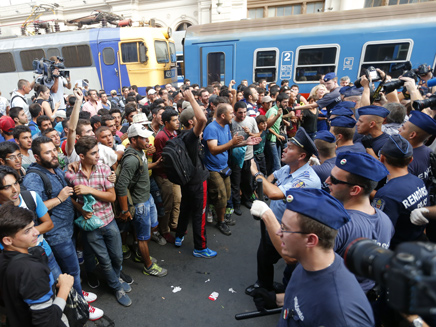 מאות מהגרים מנסים לעלות לרכבת בבודפשט (צילום: רויטרס)