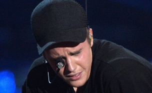 ג'סטין ביבר בוכה ב-VMA (צילום: Kevork Djansezian, GettyImages IL)