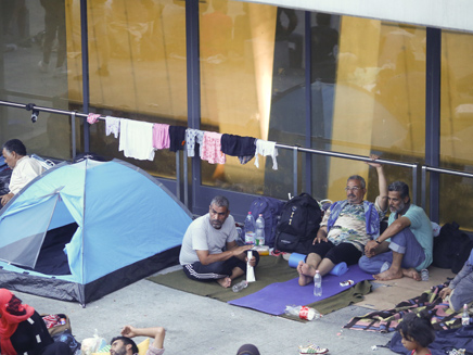 פליטים בתחנת הרכבת בצ'כיה (צילום: רויטרס)