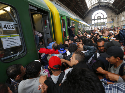 מהומה בתחנת הרכבת בבודפשט (צילום: רויטרס)