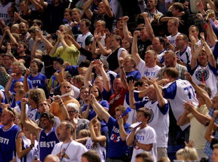הקהל האסטוני דוחף את הנבחרת (צילום: ספורט 5)