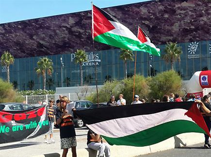 מחאה פרו פלסטינית מחוץ לאולם (צילום: ספורט 5)