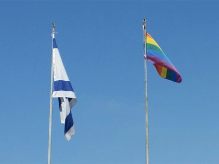 דגל הגאווה בבית ספרה של בנקי (צילום: חדשות 2)