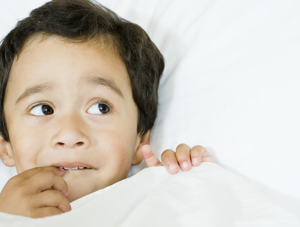 ילד במיטה מפחד (צילום: Fuse, Thinkstock)