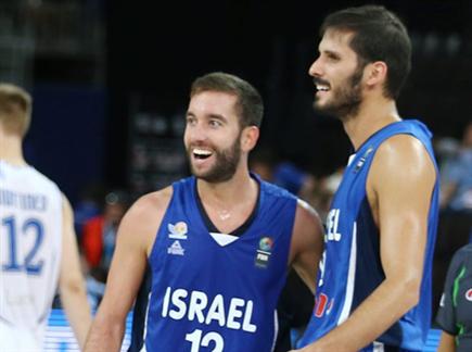 הם מחייכים, ואנחנו מתרגשים. גאווה בכדורסל (אלן שיבר) (צילום: ספורט 5)