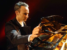 אסף אמדורסקי מע פסטיבל הפסנתר 09 (צילום: עודד קרני)