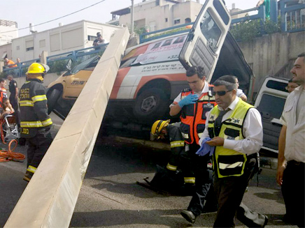 קורה של גשר שקרס על מונית שירות (צילום: דוברות איחוד הצלה)