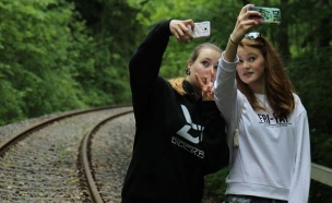 צעירות גרמניות מצלמות סלפי על פסי רכבת (צילום: mypopgasm, Instagram)