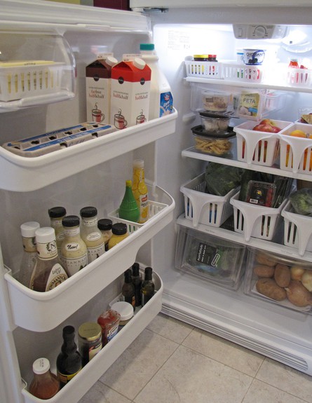 סדר במקרר, סדרו את המוצרים לפי סדר חשיבות ותדירות השימוש. (צילום: bp.blogspot.com)