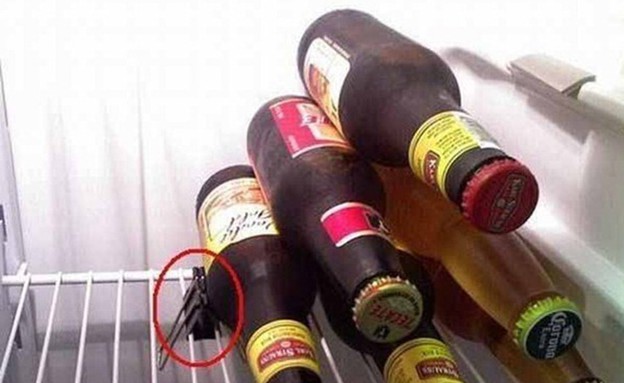 סדר במקרר, ערמו את הבקבוקים לפרמידה בעזרת מעצור פשוט. (צילום: checkmedaily.com)