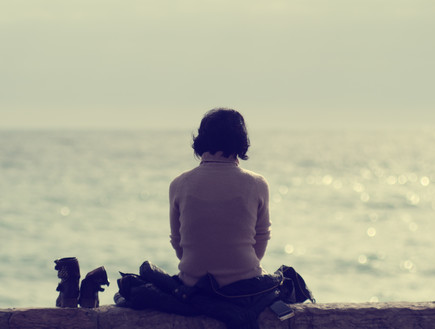 אישה בודדה על חוף ים  (צילום: m-gucci, Thinkstock)