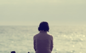 אישה בודדה על חוף ים  (צילום: m-gucci, Thinkstock)