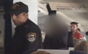 שוטרים עלו למטוס ועצרו  נוסע שהתפרע