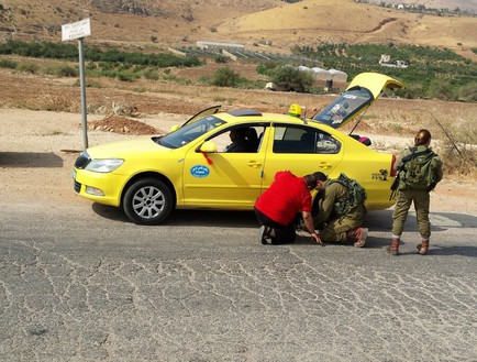 לוחם ולוחמת עוזרים לפלסטיני (צילום: נוח שלמה)