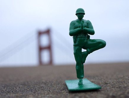 חייל עושה יוגה (צילום: http://www.yogajoes.com)