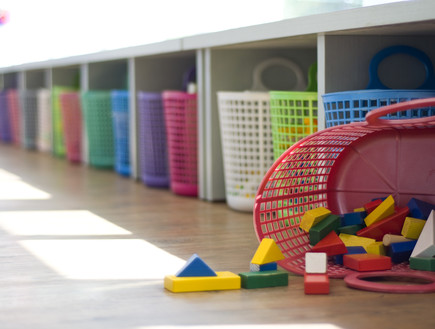 גני ילדים 21, הצעצועים מסודרים בסלסלות שוק צבעוניות (צילום: שירה גנני, תכנון-אדריכלים צפריר גנני ושירה גנני)