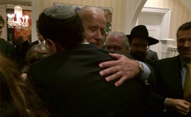 והפגישה הסתיימה בחיוך (צילום: שגרירות ישראל בוושינגטון)
