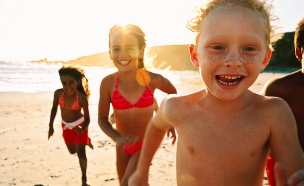 ילדים שמחים בחוף הים (צילום: Stockbyte, Thinkstock)