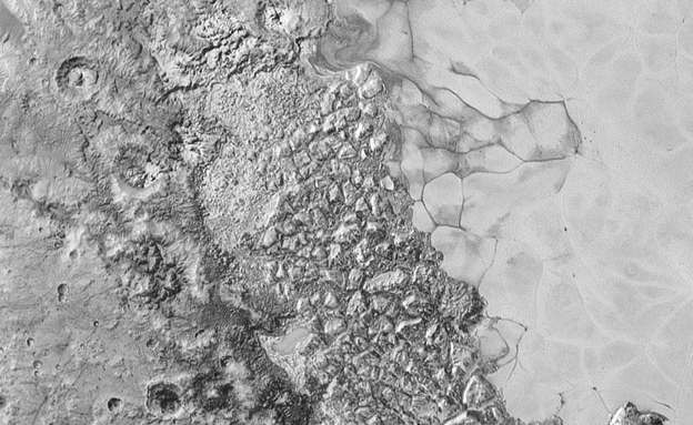 מכתשים, גושי קרח - ודיונות (צילום: נאס"א)
