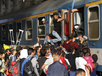 מנסים להגיע לגרמניה: פליטים בתחנת הרכבת (צילום: רויטרס)