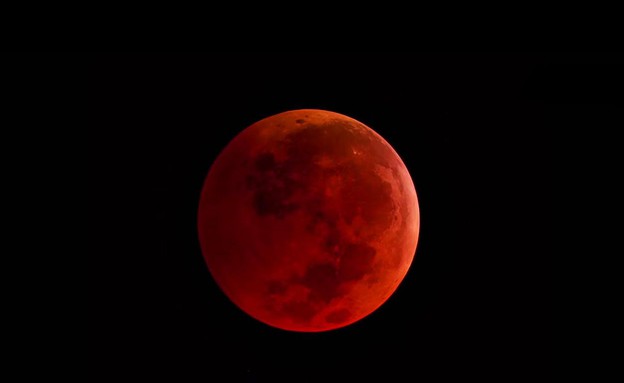 ירח אדום (צילום: NASA)
