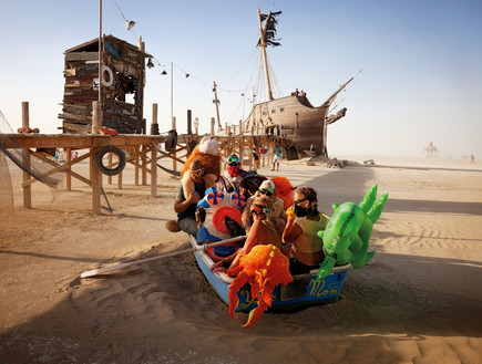 ברנינג מן מכונית סירה בעיצובם של קוואן כריסטיאנס מאט שולץ וקבוצת  (צילום: NK Guy)