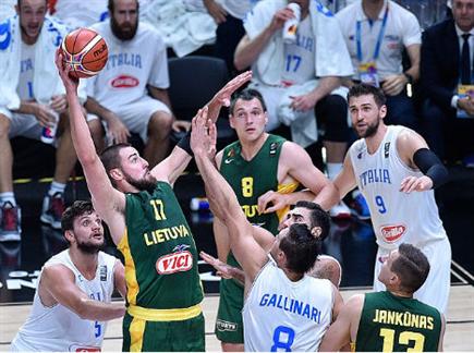 מעל כולם, ולנצ'יונאס  (FIBA) (צילום: ספורט 5)