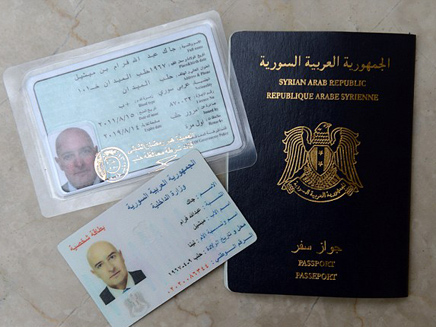 דרכון סורי מזויף תמורת 2,000 דולר (צילום: Mark Large, Daily Mail)