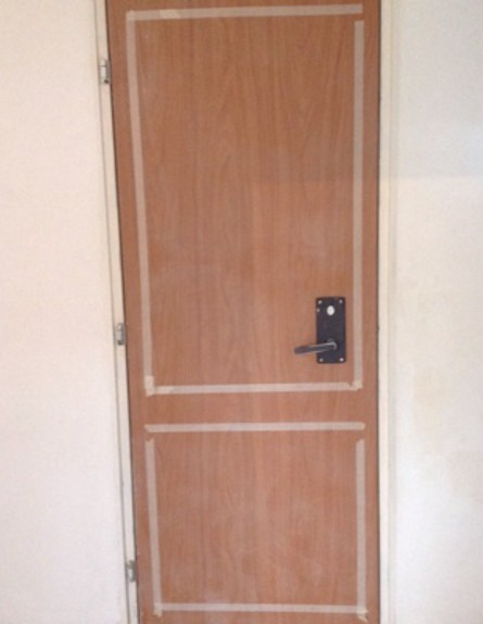 בית לבד 49, ג, דלת הממד בצבע המקורי בזמן תכנון המסגרות (צילום: צילום ביתי)