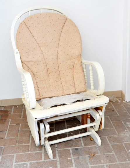 בית לבד 59, ג, כיסא נדנדה שנמצא זרוק בזבל