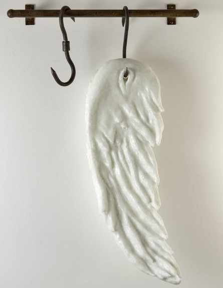 פתיחת העונה חולון, מירה מיילור, כנף, 2010, זכוכית וברזל (צילום: באדיבות האמנית)