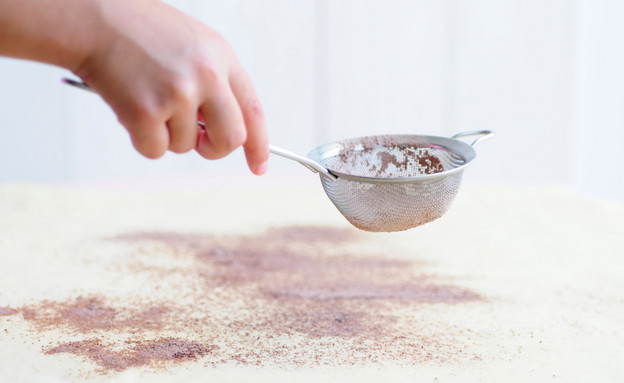 מפזרים מעל את אבקת השוקולית