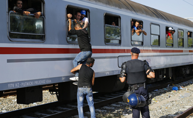 מהגרים ברכבת בקורטיה (צילום: רויטרס)