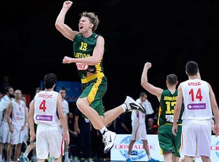 הישג מדהים. ליטא חוגגת (FIBA) (צילום: ספורט 5)